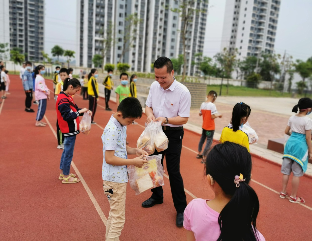 第四党支部开展“童心向党、喜迎六一” 自愿效劳运动