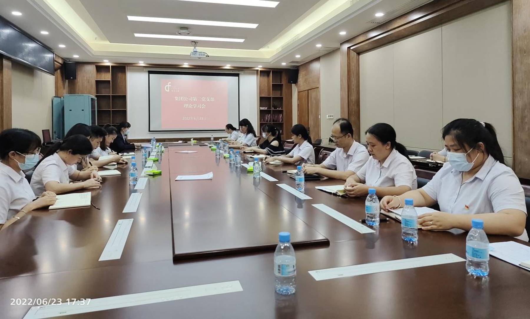 第二党支部召开理论学习会暨主题党日运动