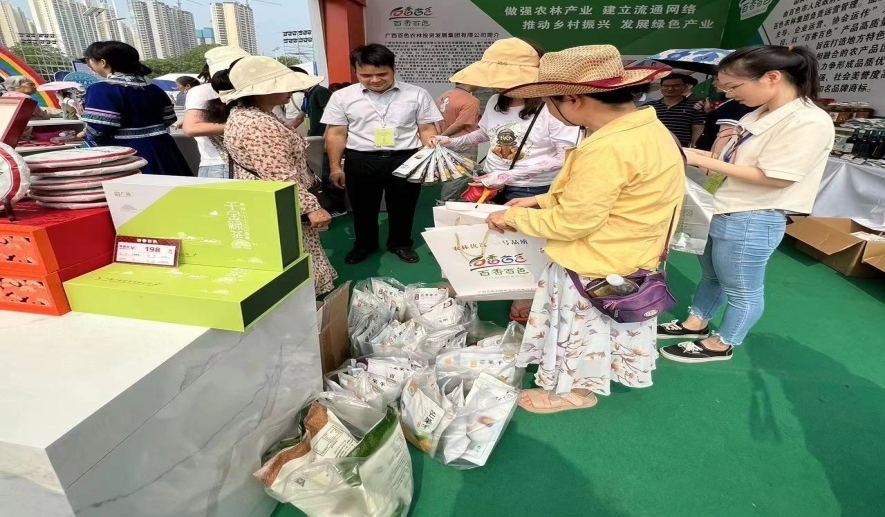 芒果、百香果等果干类深受外地客人青睐，成为展馆的脱销款